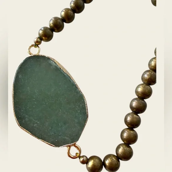 Elegant Vintage Green Gemstone Jewelry Set - Picture 3 of 6